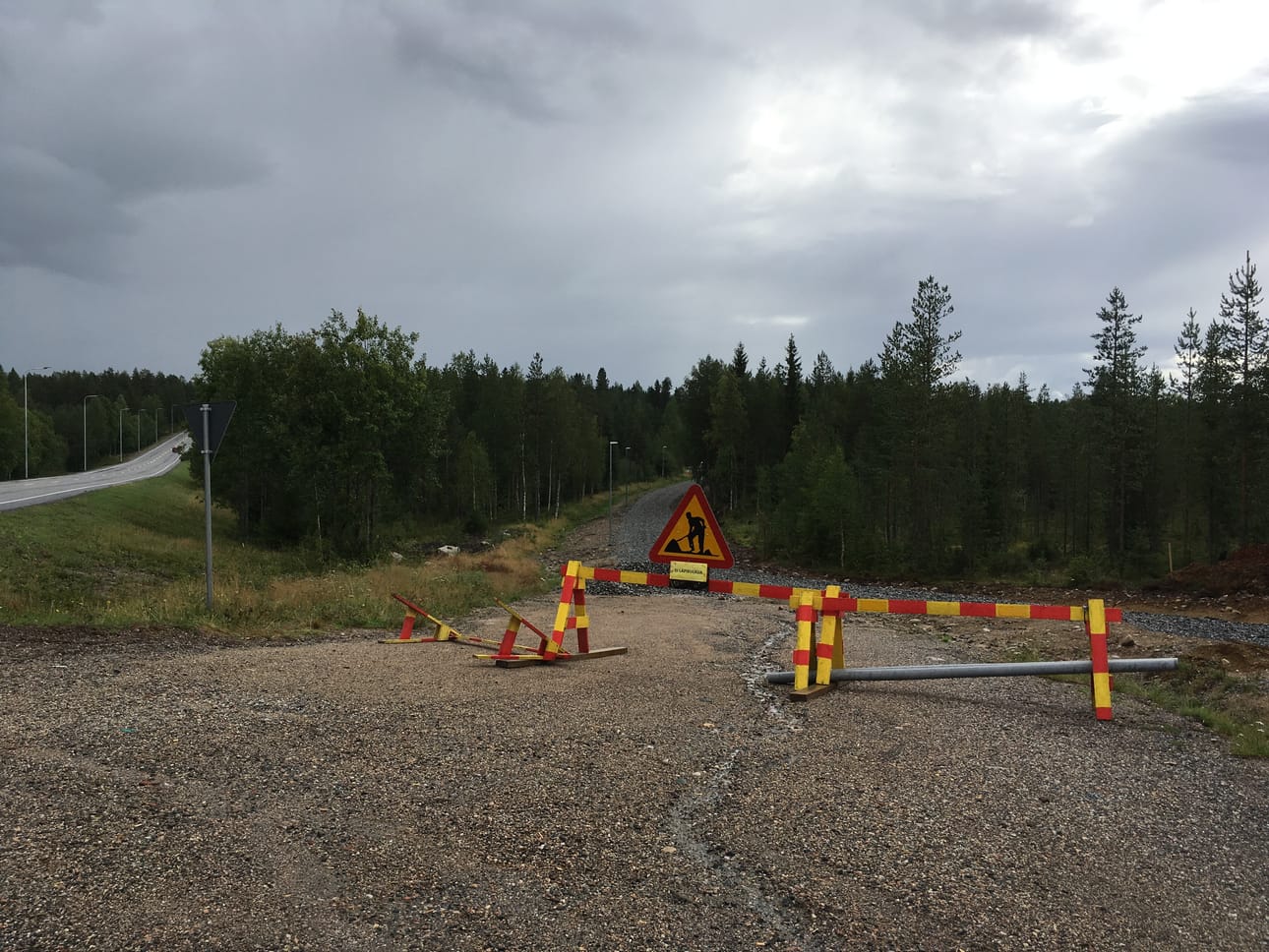 Kauppatien ja Posiontien välinen tieyhteys on katkennut ja tiestä tehdään kaavan mukainen kevyen liikenteen väylä.