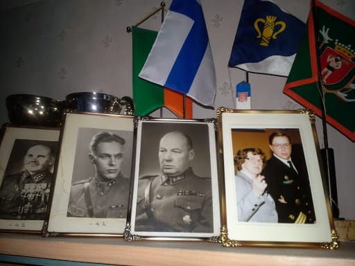 Viiden sodan veteraani Oiva Vohlonen (vas.), kirjoittajan isä Kalevi Juhani Vohlonen, Kuusamossa hyvin tunnettu Ali Ervasti sekä Laila Ervasti ja kirjoittaja Jyrki Vohlonen.