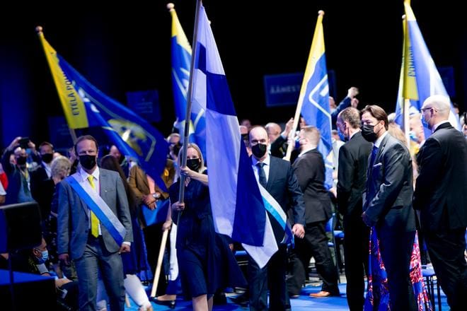 Riikka Purra kulki lippukulkueen kärjessä puoluekokouksen avajaisissa.
