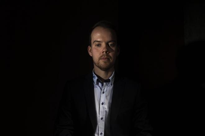 Pelinjohtajan tärkein työkalu ei ole enää merkkiviuhka, vaan tietokone. Sami-Petteri Kivimäki on Vimpelin Vedon pelikirjan ylläpitäjä, mutta pääkäyttäjiä ovat kaikki joukkueen jäsenet. KUVA: Vesa Koivunen