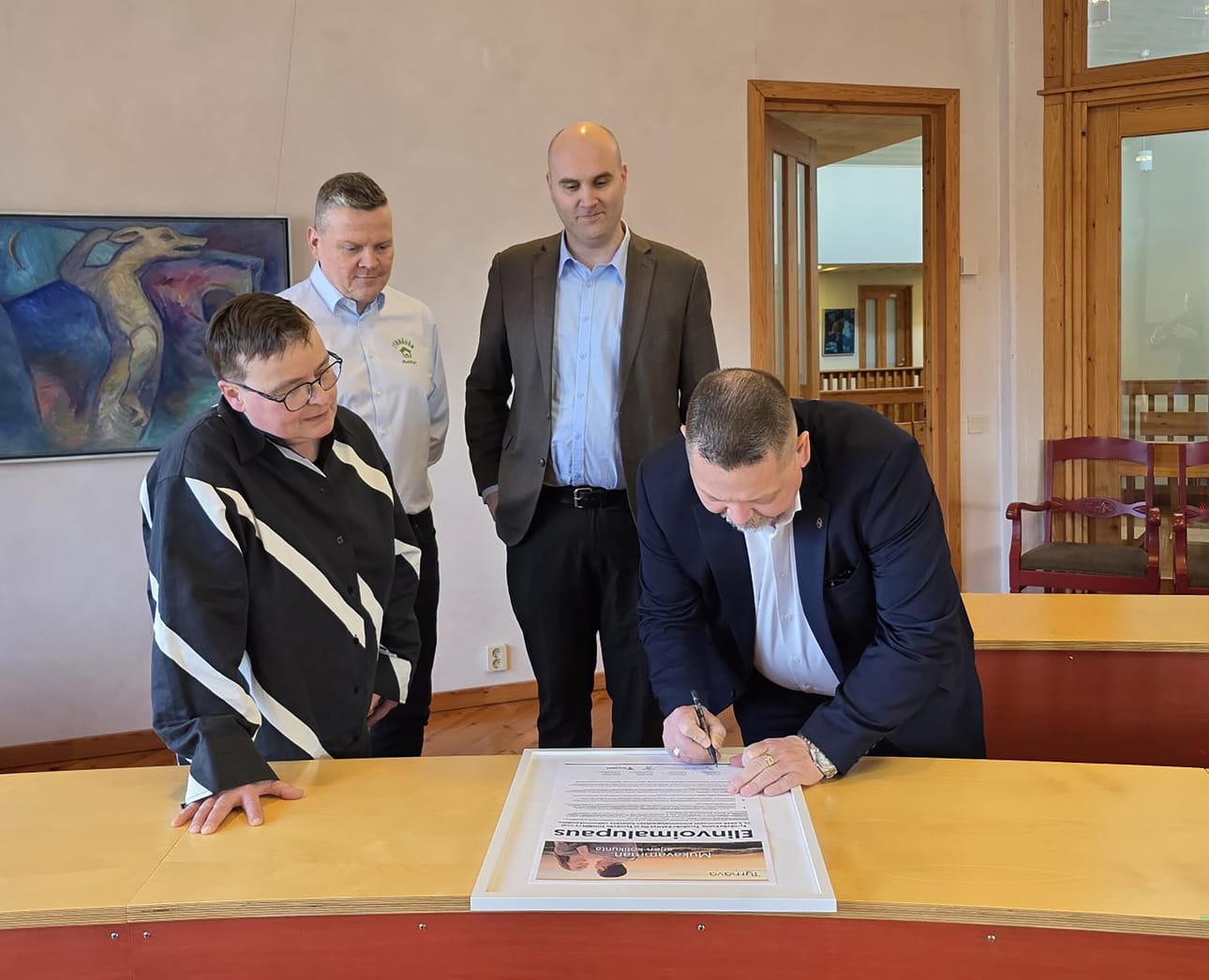 Allekirjoitusvuorossa kunnanjohtaja Vesa Anttila.