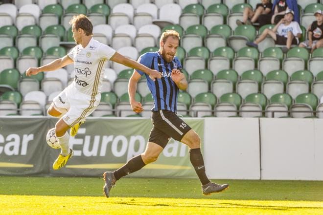 SJK:n Jarkko Hurme ja Interin Timo Furuholm taistelivat pallosta liigaottelussa Turussa. KUVA: JORI LIIMATAINEN