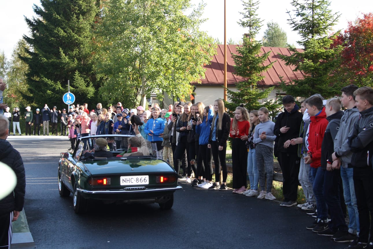 Oppilaat muodostivat kunniakujan.