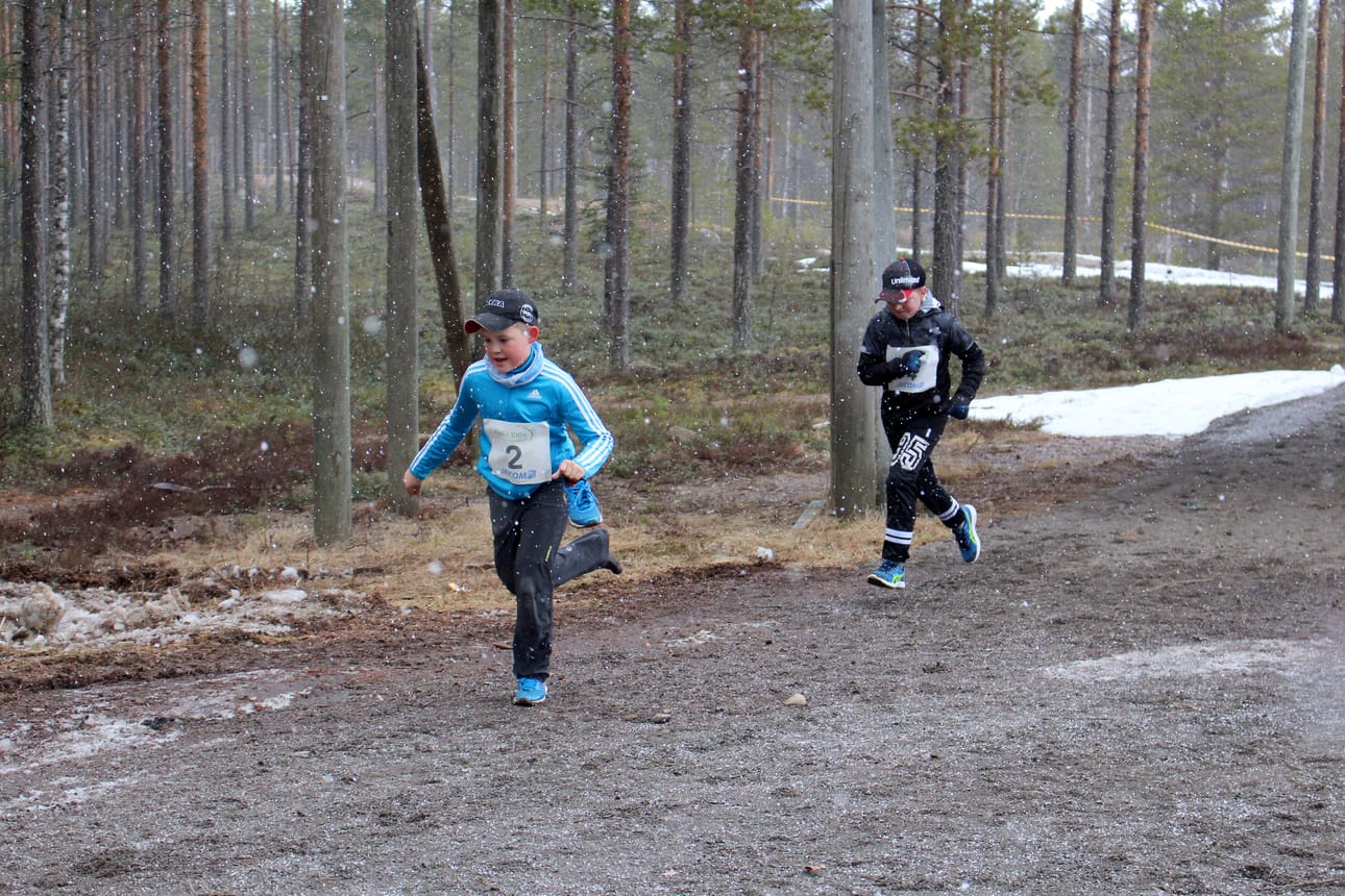 Loppusuoralla nähtiin kovia ponnisteluja ja loppukirejä. Tässä nelosluokkalaiset tytöt kirittämässä toisiaan maaliin.