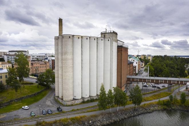 Siilojen purkamiseen voi mennä vielä vuosia. Tontinluovutuskilpailun voittaja selviää todennäköisesti ennen vuodenvaihdetta. KUVA: JARNO PELLINEN