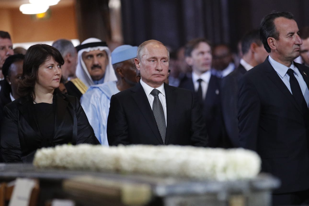 Venäjän presidentti Vladimir Putin (kesk.) oli yksi maailman johtajista, joka osallistui maanantaina Pariisissa Ranskan entisen presidentin Jacques Chiracin hautajaisiin.