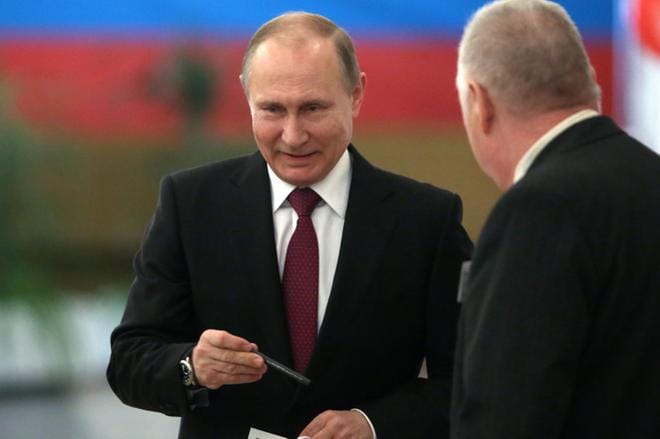 Presidenttiehdokas Vladimir Putin äänesti sunnuntaina Moskovassa. EPA: SERGEI CHIRIKOV