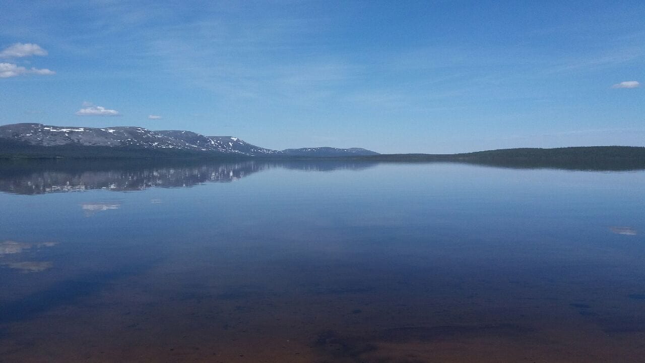 Pallasjärven rannalla sijaitsevalla Punaisenhiekan kämpällä oli sunnuntaina kesäiset lämpötilat.