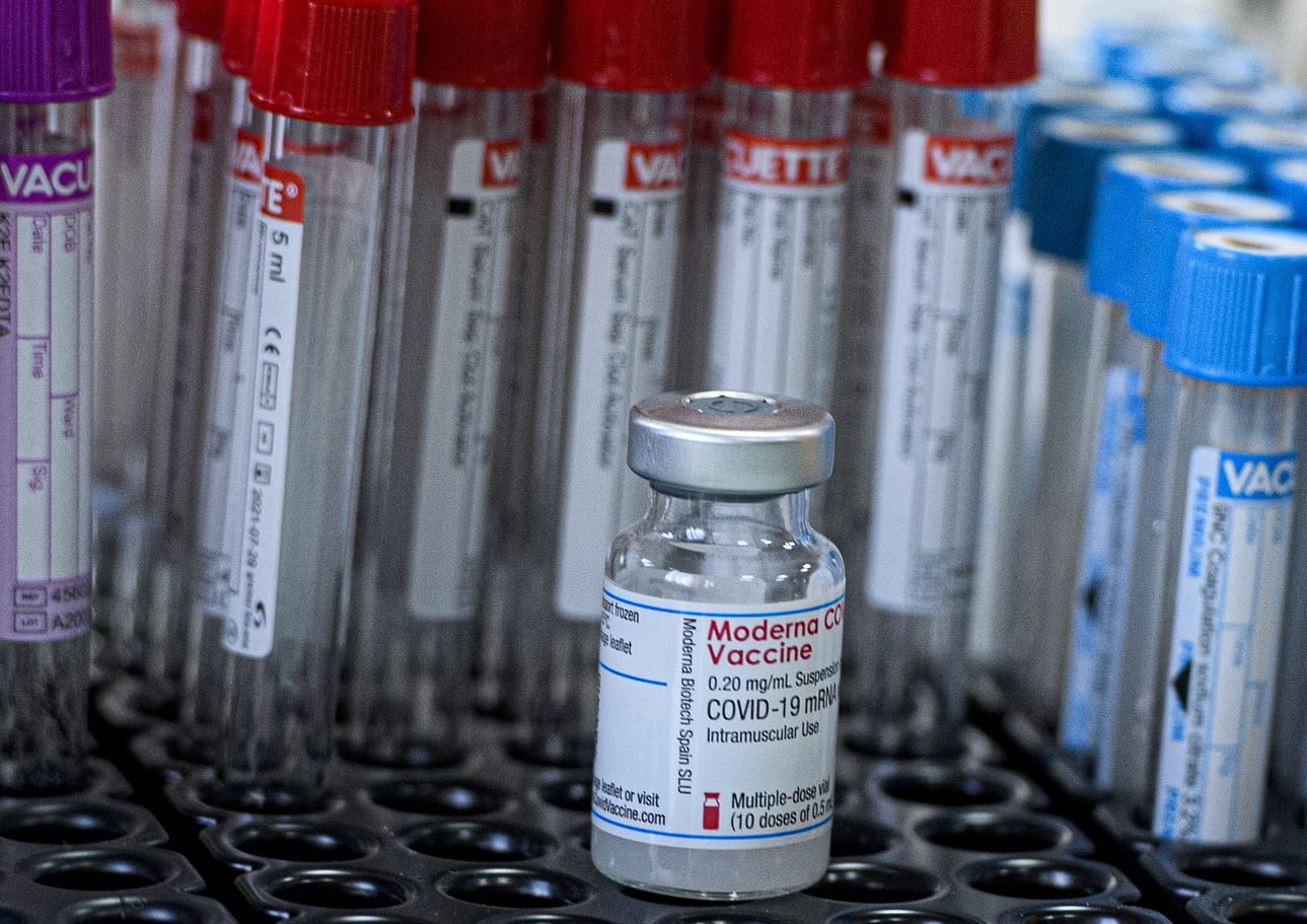 Modernan rokotetta on helpompi käsitellä kuin Pfizerin ja Biontechin rokotetta, jota on säilytettävä -70 asteessa.