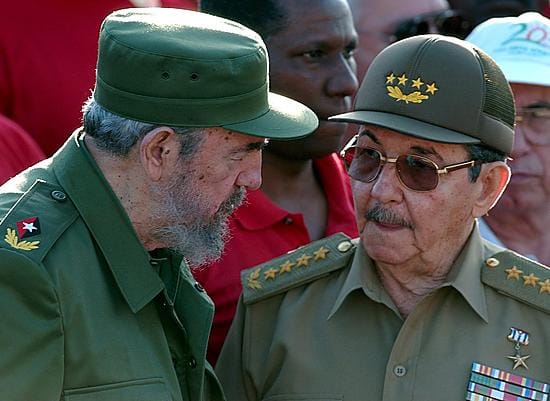 Veljekset Fidel (vas.) ja Raul yhdessä vuoden 2003 helmikuussa.