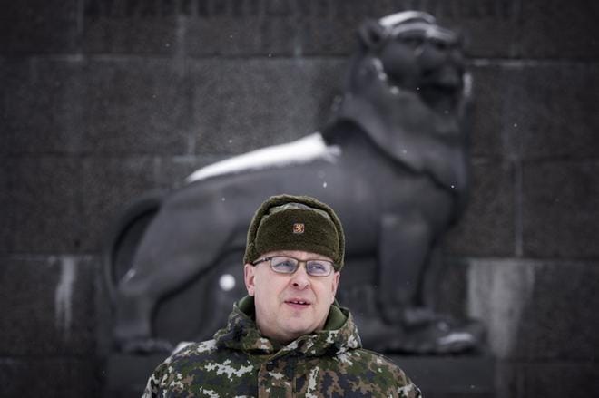 Everstiluutnantti Mika Piiroinen vastaa Vaasassa suuren jääkärijuhlan järjestelyistä. Piiroinen patistelee yleisöä tulemaan ajoissa tapahtumiin ja etsimään parkkipaikat muualta kuin ydinkeskustasta, jossa liikennettä joudutaan ohimarssin takia rajoittamaan. KUVA: JARNO PELLINEN