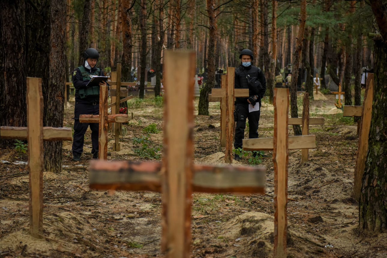 Ukrainan viranomaiset ovat kertoneet Venäjältä vapautetuilta alueilta löytyneen kidutushuoneita sekä joukkohaudan. Kuva Izjumin kaupungin läheltä paljastuneesta joukkohaudasta. Tiedot haudasta ovat vielä epäselviä. YK on kertonut haluavansa lähettää paikalle tutkijoita.