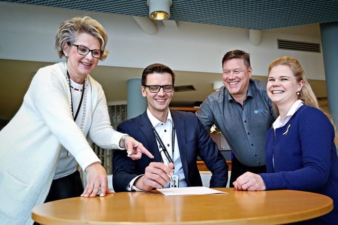I-Mediat Oy:n Mervi Marttila ja Timo Ranta sekä Seinäjoen Yrittäjien Ossi Viljanen ja Kaisa Metsänranta suunnittelivat tulevaa. KUVA: KARI LÖFHJELM