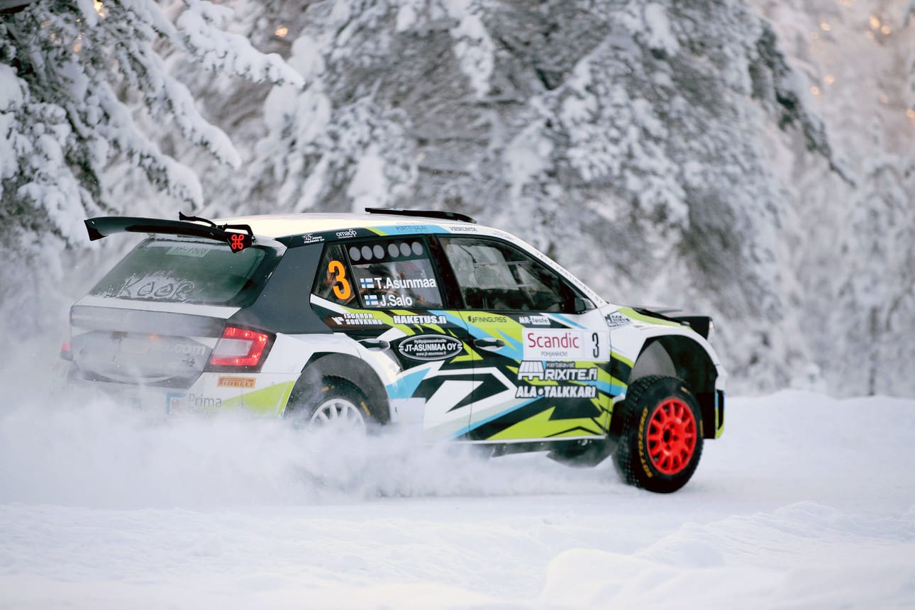 Teemu Asunmaa lähtee puolustamaan SM1-luokan mestaruutta Tunturirallista alkaen. Alla on sarjan suosituin auto, Skoda R5.