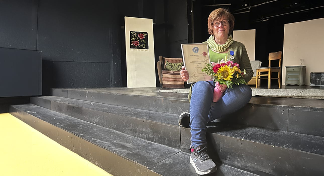 Seija Autio yllätettiin täysin eilen lauantaina Viisi naista kappelissa -näytelmän ensi-illassa. Hän sai Suomen Harrastajateatteriliiton hopeisen ansiomerkin.