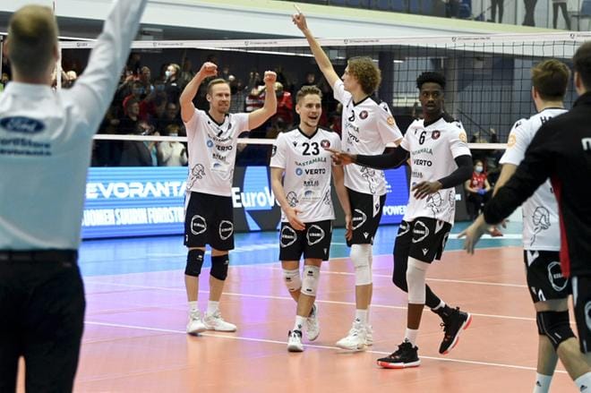 VaLePan riveissä pelaavat muun muuassa kokenut passari Mikko Esko, Antti Sakari Mäkinen ja Jerome Cross. Tässä kolmikko juhlii voittoa mestarien liigan 1. karsintakierroksen toisessa osaottelussa. Kuva: Antti Aimo-Koivisto / Lehtikuva