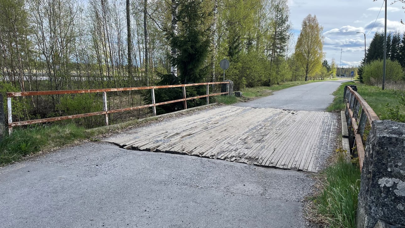 Kirkonkylällä sijaitsevaa huonossa kunnossa olevaa Viitaharjuntien siltaa käyttävät etenkin pyöräilijät.