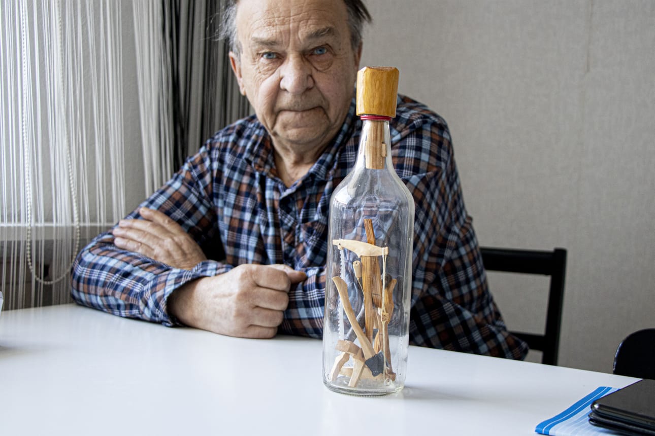 Rauno Vuolunpartaalla on pullo, joita Leo Lappi kulki myymässä 1960-luvun puolivälissä. Pulloja on tallessa monilla muillakin ruukkilaisilla.