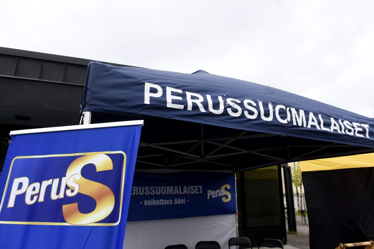 HKL ja mainosyhtiö JCDecaux päättivät poistaa katukuvasta perussuomalaisten kuntavaalimainokset, joiden katsottiin vihjaavan maahanmuuttajien suosimiseen Helsingin vuokra-asuntojen asukasvalinnoissa. Arkistokuva. LEHTIKUVA / Timo Jaakonaho