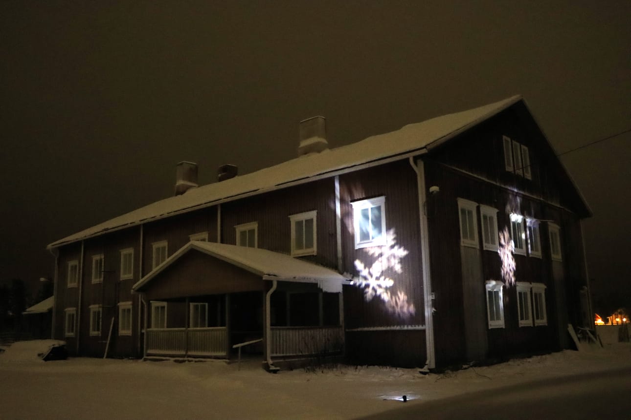 Lumihiutaleet risteilevät Niemenkylän nuorisoseuran talon seinillä vielä ainakin tammikuun ajan.