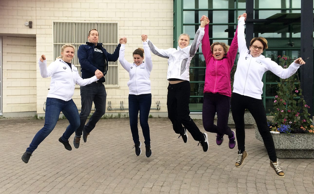 Kohta uidaan Balatonilla! Kuvassa vasemmalta Heli Karhunen, Aleksi Kuhajärvi, Zsuzsanna Törmänen, Maria Lepistö, Oili Yliraasakka ja Johanna Rahko. Maarit Sihvonen puuttuu kuvasta.