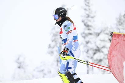 Rosa Pohjolainen hurjasteli Suomelle ensimmäisen naisten syöksymitalin nuorten MM-alppihiihdossa