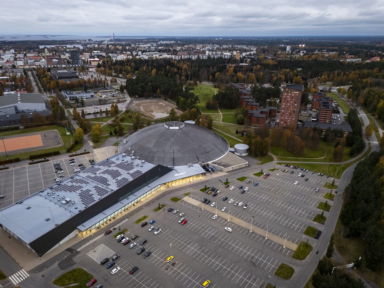 Joukkoliikennereitti alkaa ensimmäisessä vaiheessa vasemmalta Teuvo Pakkalan kadun ja Raksilantien risteyksestä jäähallin kulmilta. Se viistää Ouluhallin ja uimahallin montun välistä Välkkylän viertä oikealla näkyväkke Ylioppilaantielle ja siitä Kajaanintielle.