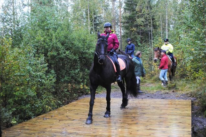 Pauliina Kailajärvi ylitti uuden sillan Aarya-hevosellaan. Taustalla Jennika Raja-aho ja Sanna Karhu hevosen selässä sekä Anitta Marttila ja Olli-Pekka Vartiamäki. KUVAT: EEVA-LIISA KULJU
