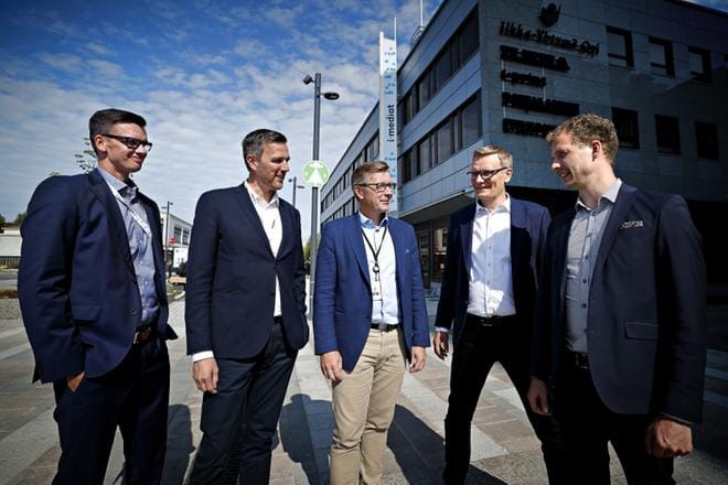 Kuvassa vasemmalta oikealle I-Mediat Oy:n myyntijohtaja Timo Ranta ja liiketoimintajohtaja Jarno Puutio, Ilkka-Yhtymän toimitusjohtaja Olli Pirhonen, Myynninmaailman hallituksen puheenjohtaja, alajärveläissyntyinen Mikko Isoniemi ja toimitusjohtaja Ville Orrenmaa. Yrityskauppojen tarkoitus on vahvistaa digitaalista mainontaa. KUVA: TOMI KOSONEN