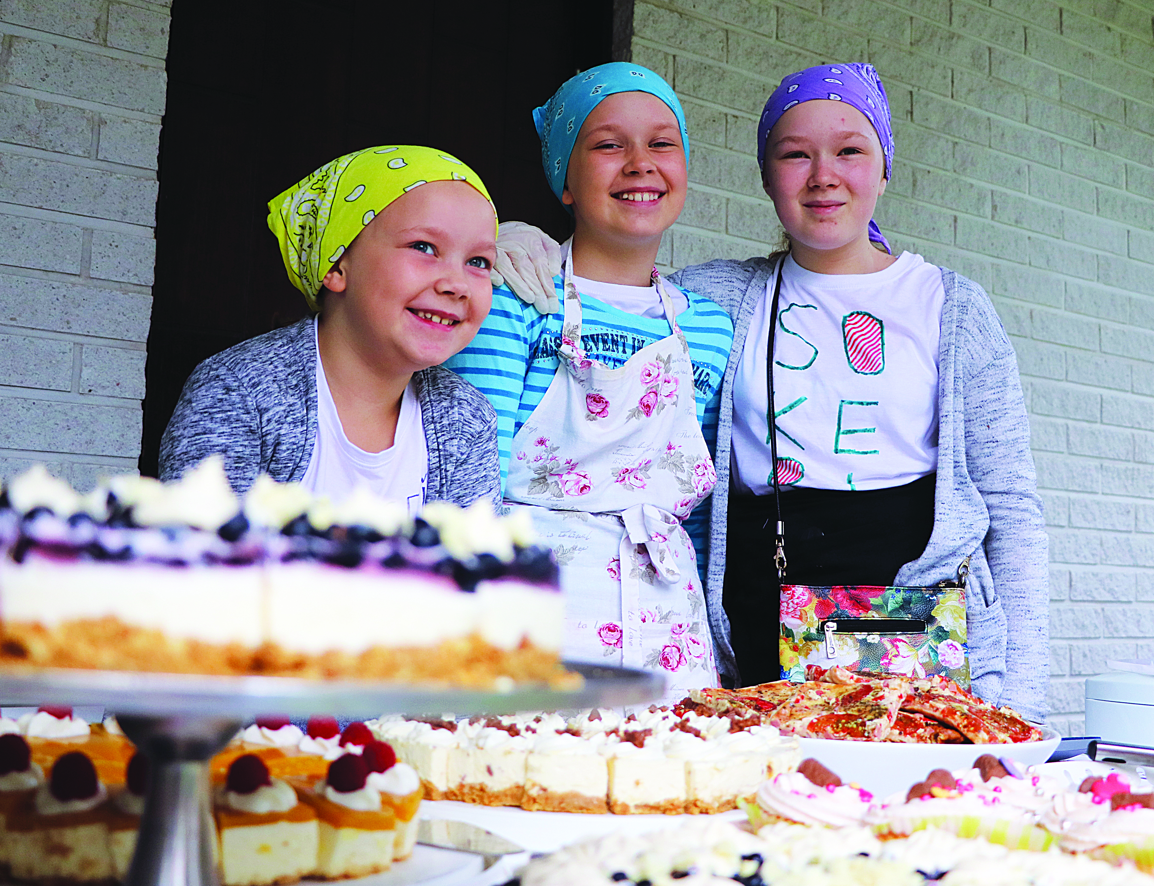 Pop-up -ravintola sokeripalan nuoret yrittäjät: Joanna (8), Janni (10) ja Jessica (12) Blomqvist olivat valmistaneet leivonnaiset itse.