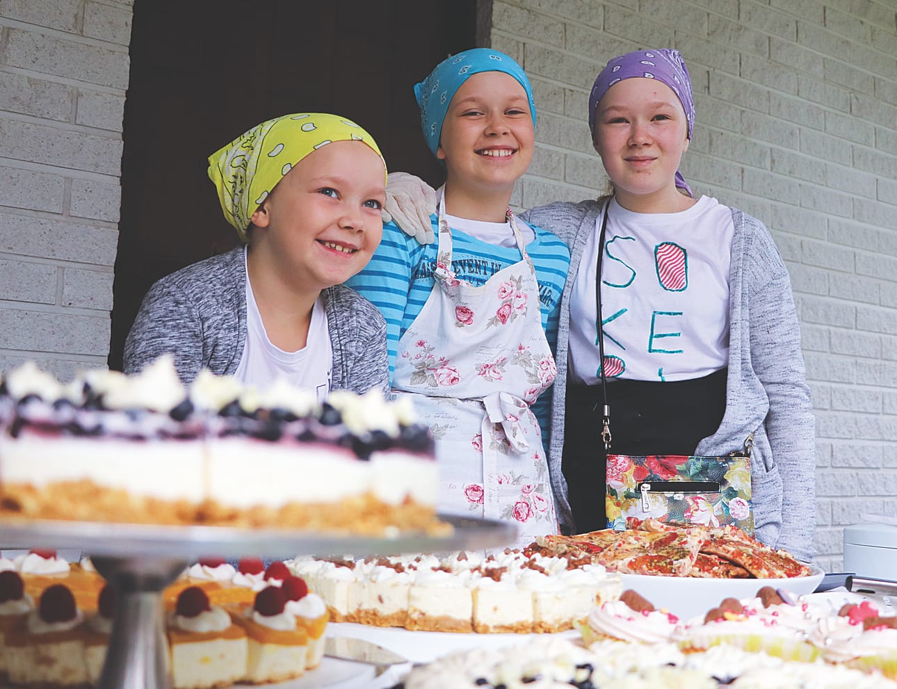 Pop-up -ravintola sokeripalan nuoret yrittäjät: Joanna (8), Janni (10) ja Jessica (12) Blomqvist olivat valmistaneet leivonnaiset itse.