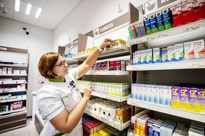 Lääkkeiden saatavuushäiriöt tulevat esille alueen apteekeissa. Hyllykallion apteekin proviisori Sonja Komsi pitää tilannetta ikävänä, mutta hallittavana. KUVAT: KRISTA LUOMA