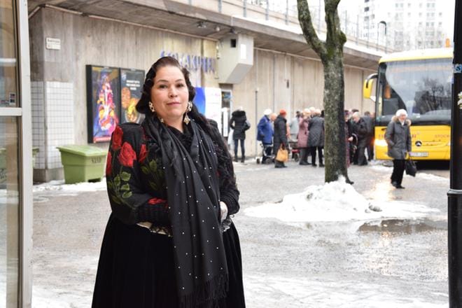 Suomessa ja Ruotsissa asuneen Leena Bergin mukaan kahden maan erot huomaa selvästi. Taustalla Fanni Haget ja Diana Nyman leikkaavat kangasta röijyä, romaninaisten asun yläosaa varten. KUVA: Hanna Tuulonen