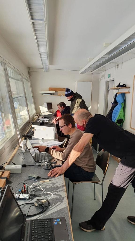 Kisan aikana tulospalvelun ja kuuluttamon työ on hektistä (kauimmasta lähimpään Jukka Mäyrä, Timo Saarenpää, Jukka Tervaskanto ja Jani Irvankoski).