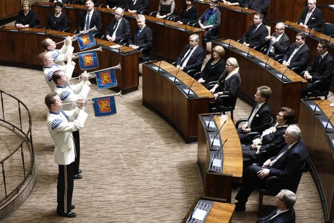 Eduskunnan salissa soi Suomi 100 -juhlafanfaari ja istunnon lopuksi kaikuivat eläköön-huudot isänmaalle. KUVA: Joel Maisalmi