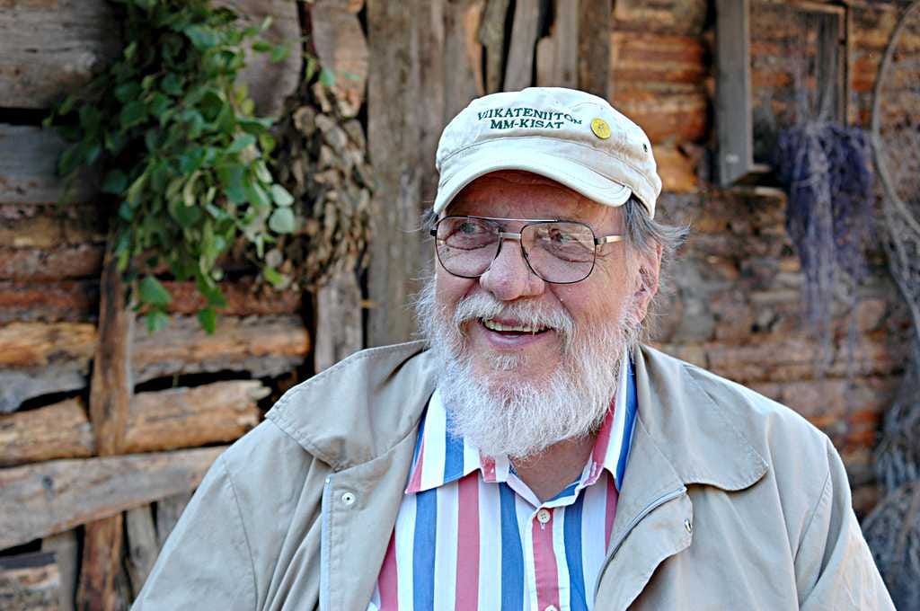 Näyttelijä-ohjaaja Leo Lastumäki ohjasi Putkinotko-näytelmän Simon Wanhan Pappilan kesäteatteriin vuonna 2008.