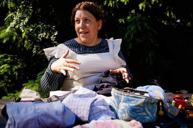 Taidepedagogi Susan Granberg esitteli Stundarsin tekstiilipäivässä näkyvää paikkausta työpajassa. Hän paikkaa perheensä vaatteita säännöllisesti. KUVAT: SAMPPA TOIVONEN