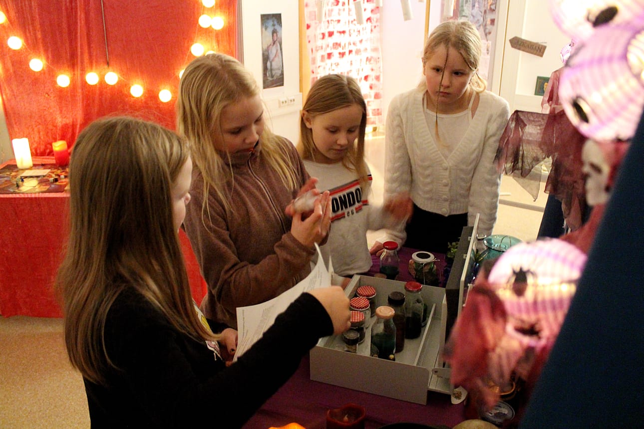 Nelosluokkalaiset Peppi Kela (vas.), Viivi Makkonen, Naomi Lustig ja Anni Hakala tutkivat Alohomora-taikajuoman valmistamiseen tarvittavia ainesosia.
