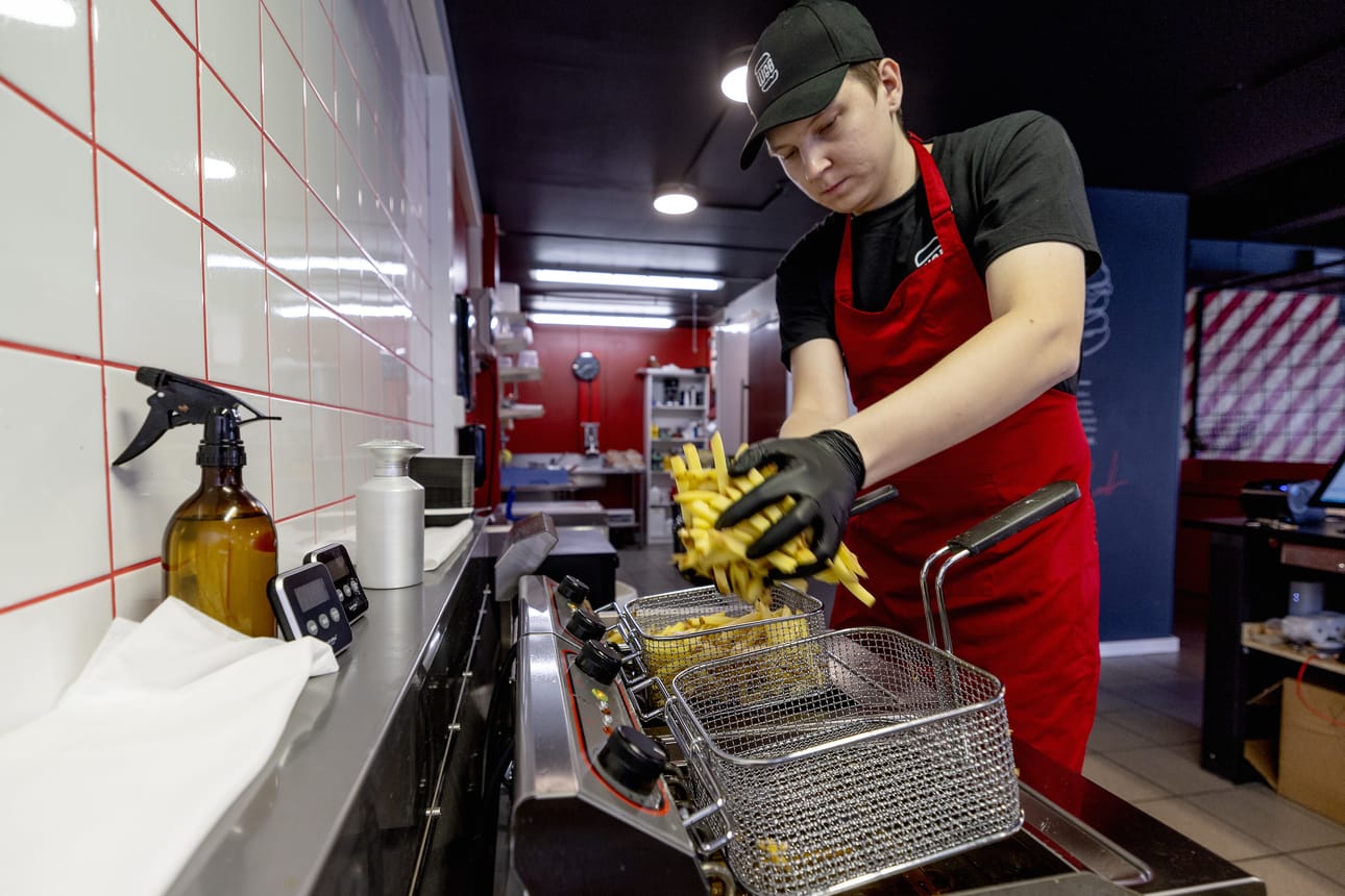 Hampurilaisravintola We Got Burgers avasi ovensa lokakuun alussa. Emppu Klemettilä, toinen yrittäjistä, on tyytyväinen yrityksen ensimmäisiin viikkoihin.