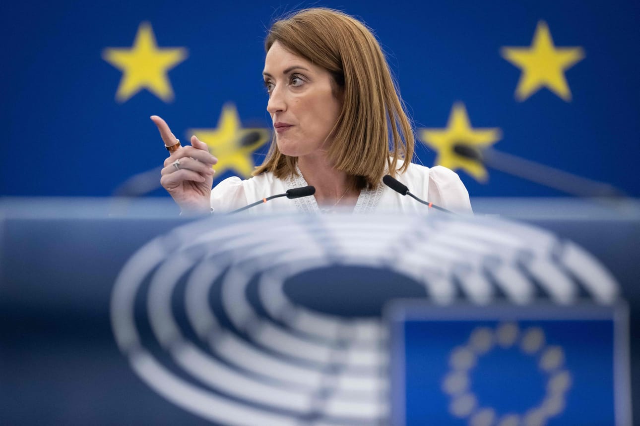 EU-parlamentin puhemies Roberta Metsolan mukaan kesäkuussa nähty huutaminen ja pilkkaaminen oli aggressiivista ja EU-parlamentin käyttäytymissääntöjen vastaista.