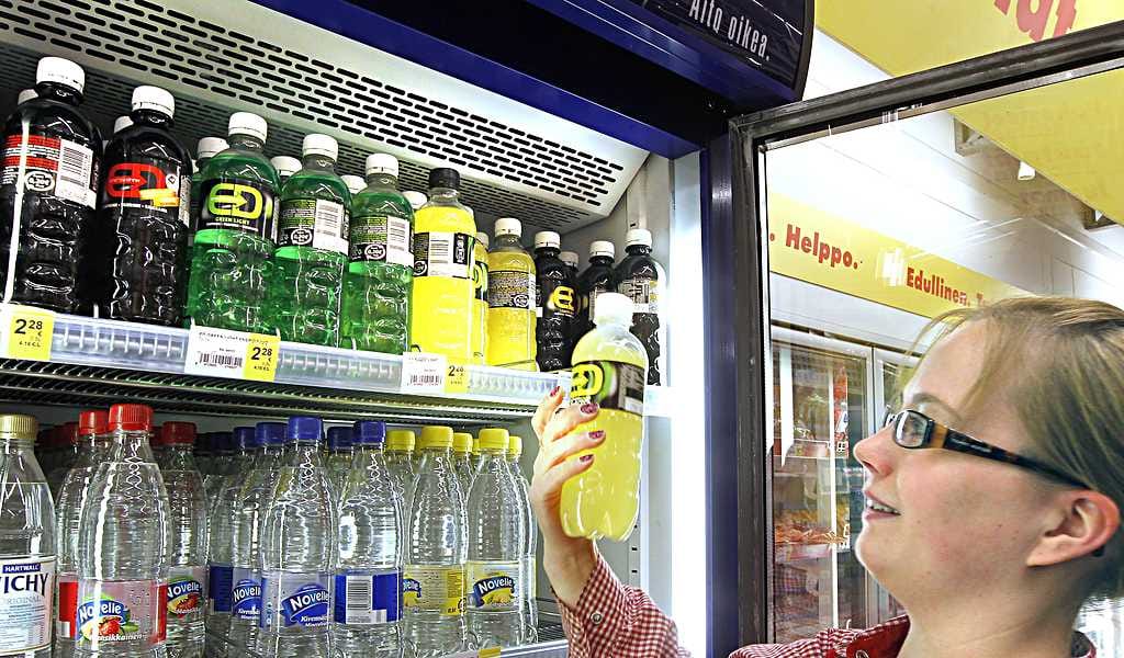 Maikkulan Salessa nuorison suosimia halvimpia energiajuomia menee viikossa useampi laatikollinen. Myyjä Anna-Kaisa Saukko pitää energiajuomien myynnin kieltämistä alle 15-vuotiailta hyvänä asiana.