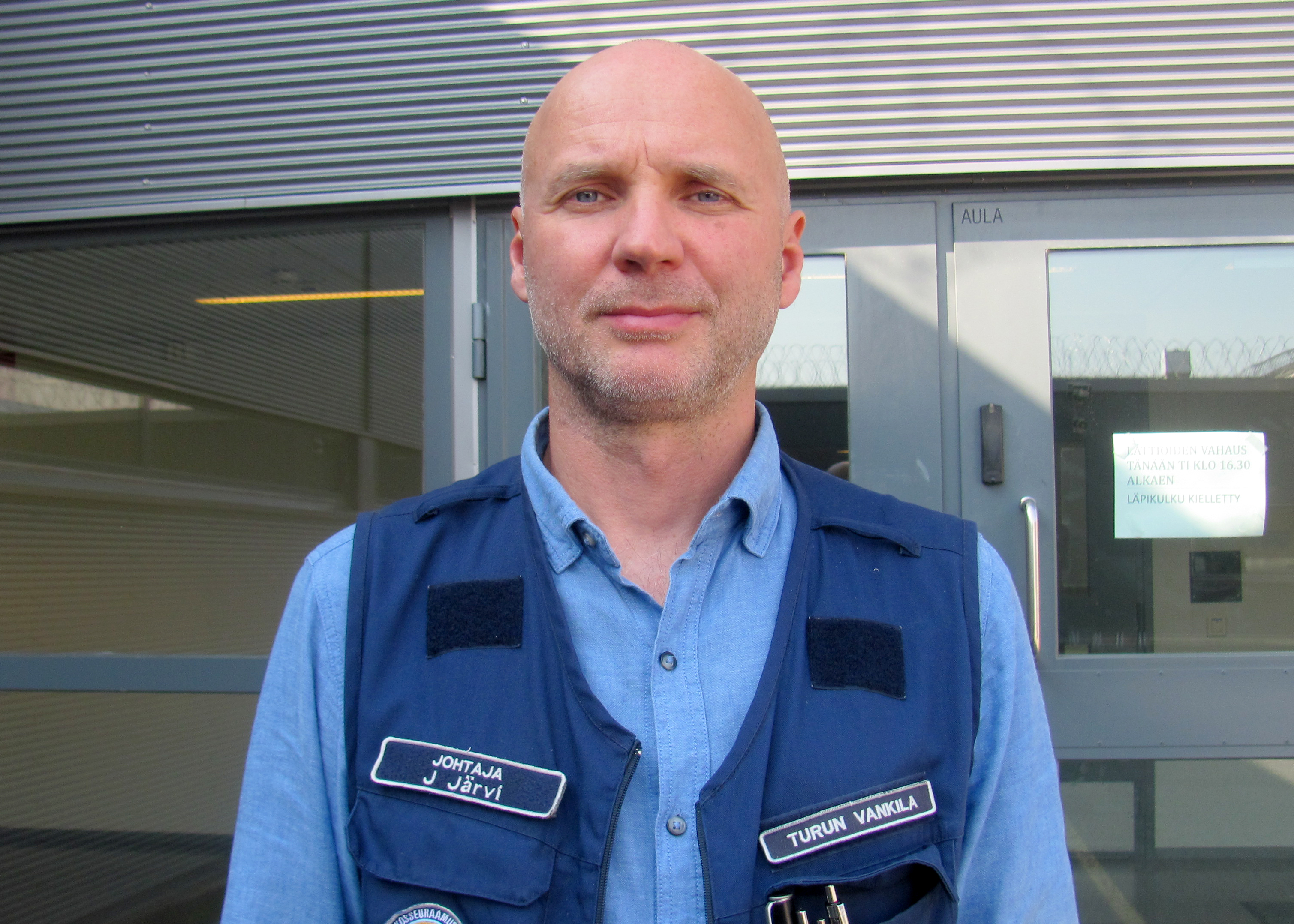 Mies muurien takaa