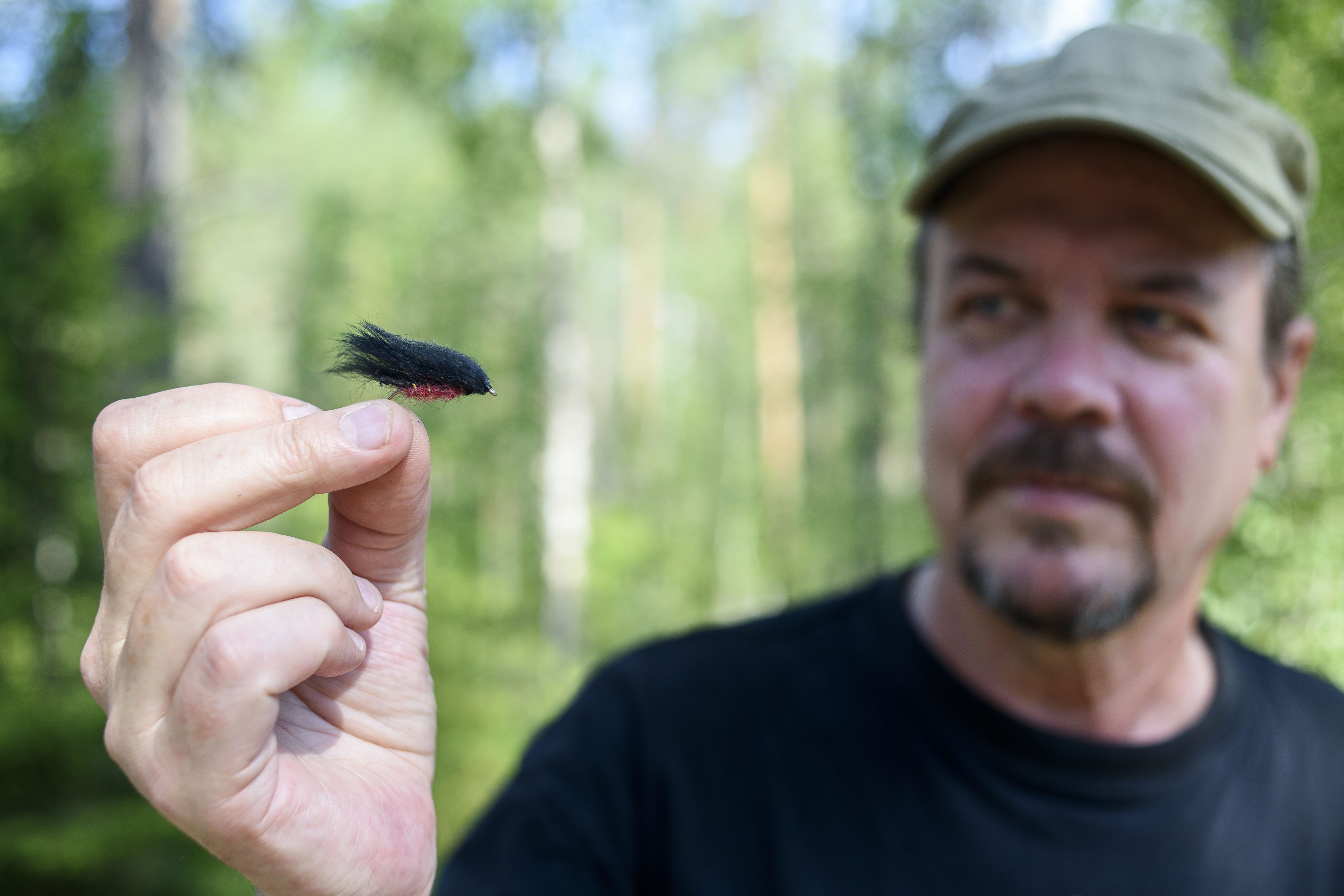 Tällaisella streamer-perholla kannattaa lähteä Kuusinkijoelle kisaamaan taimenen narrauksesta, kertoo Kuusingin leirintäalueen yrittäjä Jari Lifländer. Kuusinkijoessa riittää vettä ja taimenesta on jo nyt hyvin havaintoja. Lauantaina pidettävään Kuusingin KuningasTaimen -kilpailuun odotetaan yli puoltasataa kävijää.