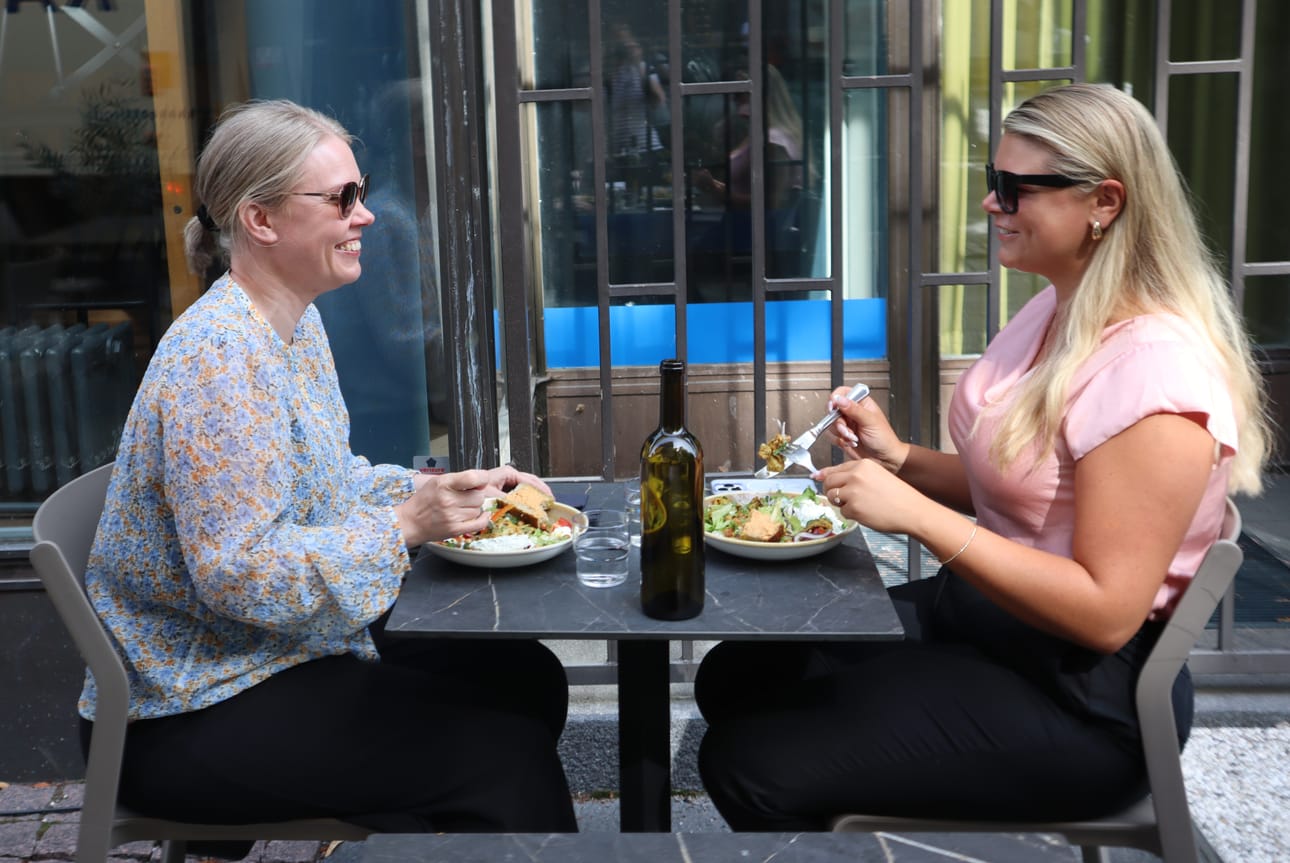 Sari Lehtola ja Jennica Lattunen olivat tällä kertaa valinneet lounaspaikaksi ravintola Eijnin terassin. Parivaljakko käy aika usein töistä syömässä ulkona.