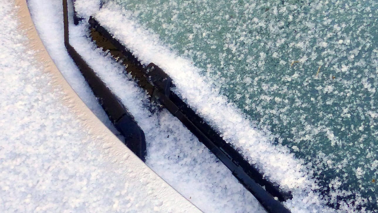 Jäiset tuulilasit kismittävät soittajaa. Arkistokuva.