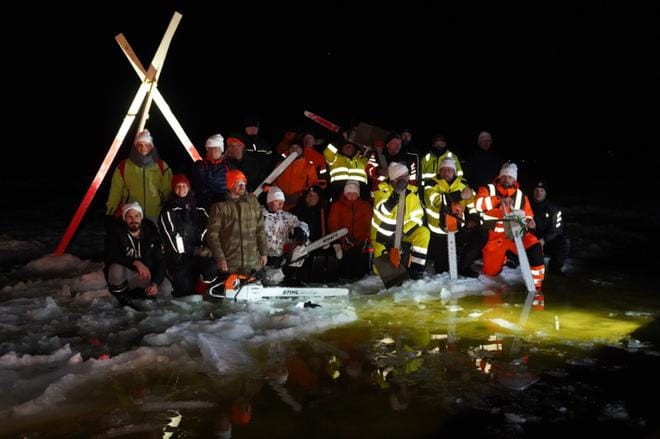 Lappajärven jäällä tehtiin historiaa 1.3.2021. Kuvassa on jääkarusellin tekoon osallistuneita jääkarusellin kyydissä 1.3.2021 Lappajärvellä. Kuva on otettu, kun maailmanennätykseen vaadittava kierros on tulossa maaliinsa. Kuvan lähetti Järviseutu-lehdelle Santeri Viinamäki.