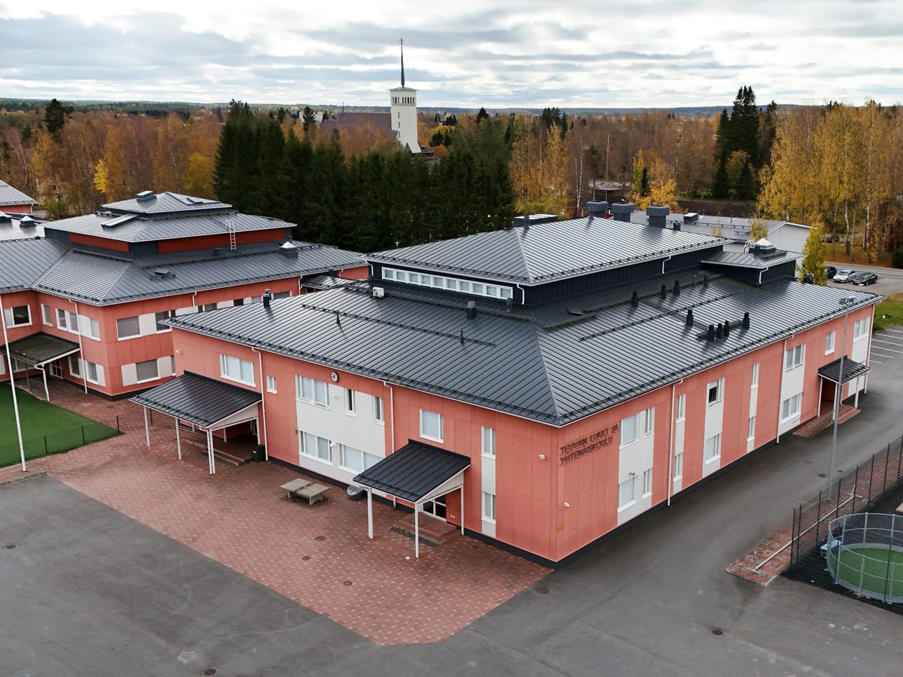 Teuvan lukio ja yhtenäiskoulu toimivat samassa rakennuksessa Teuvan keskustassa.