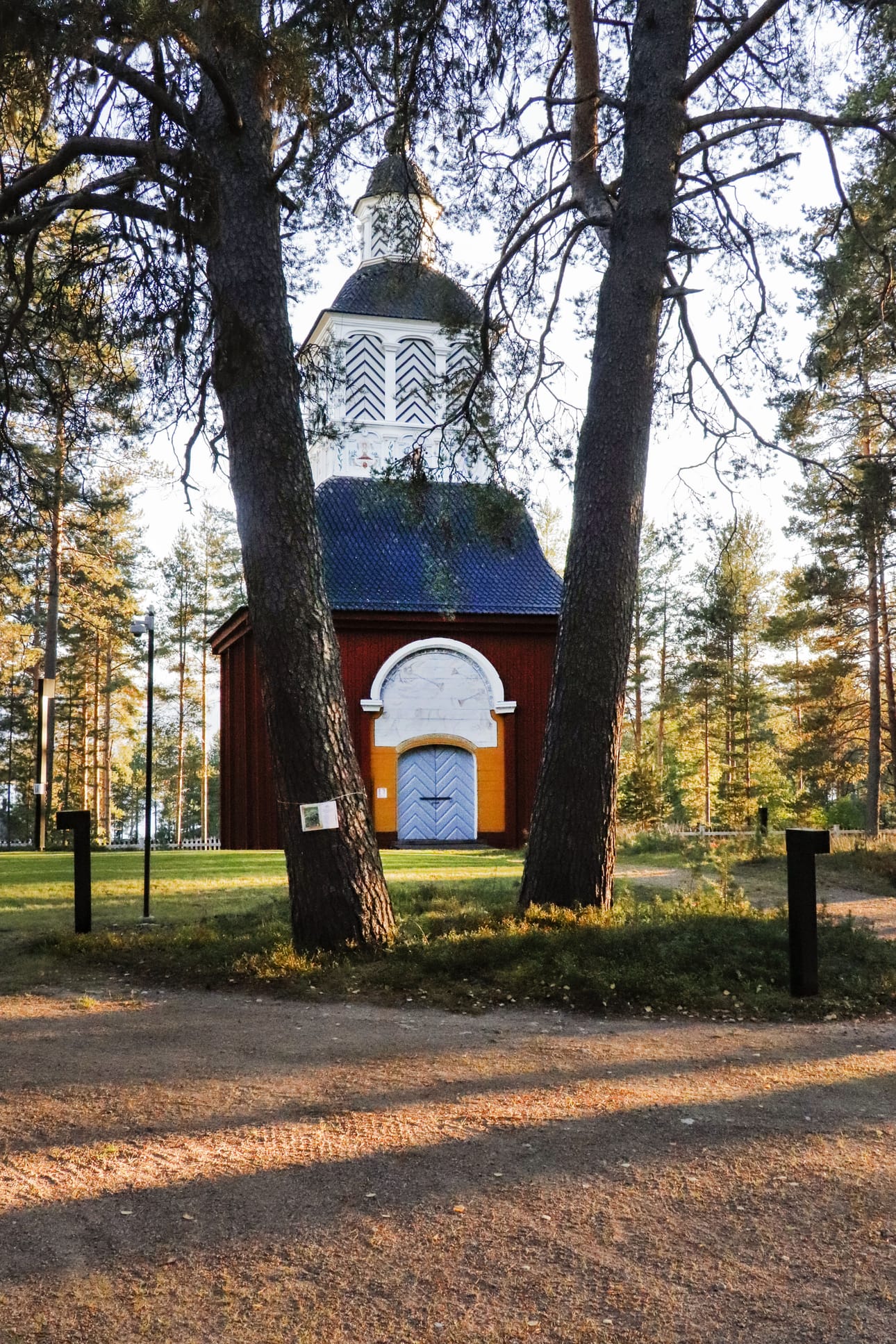 Pudasjärven kirkon vieressä on pohjalainen renessanssitapuli, jonka ääniluukkujen alapuolella olevissa peileissä ja oviaukon portaalinsommitelman arkadissa sekä läpikäytävän lautaholvissa on Michael Toppeliuksen tekemät maalaukset.