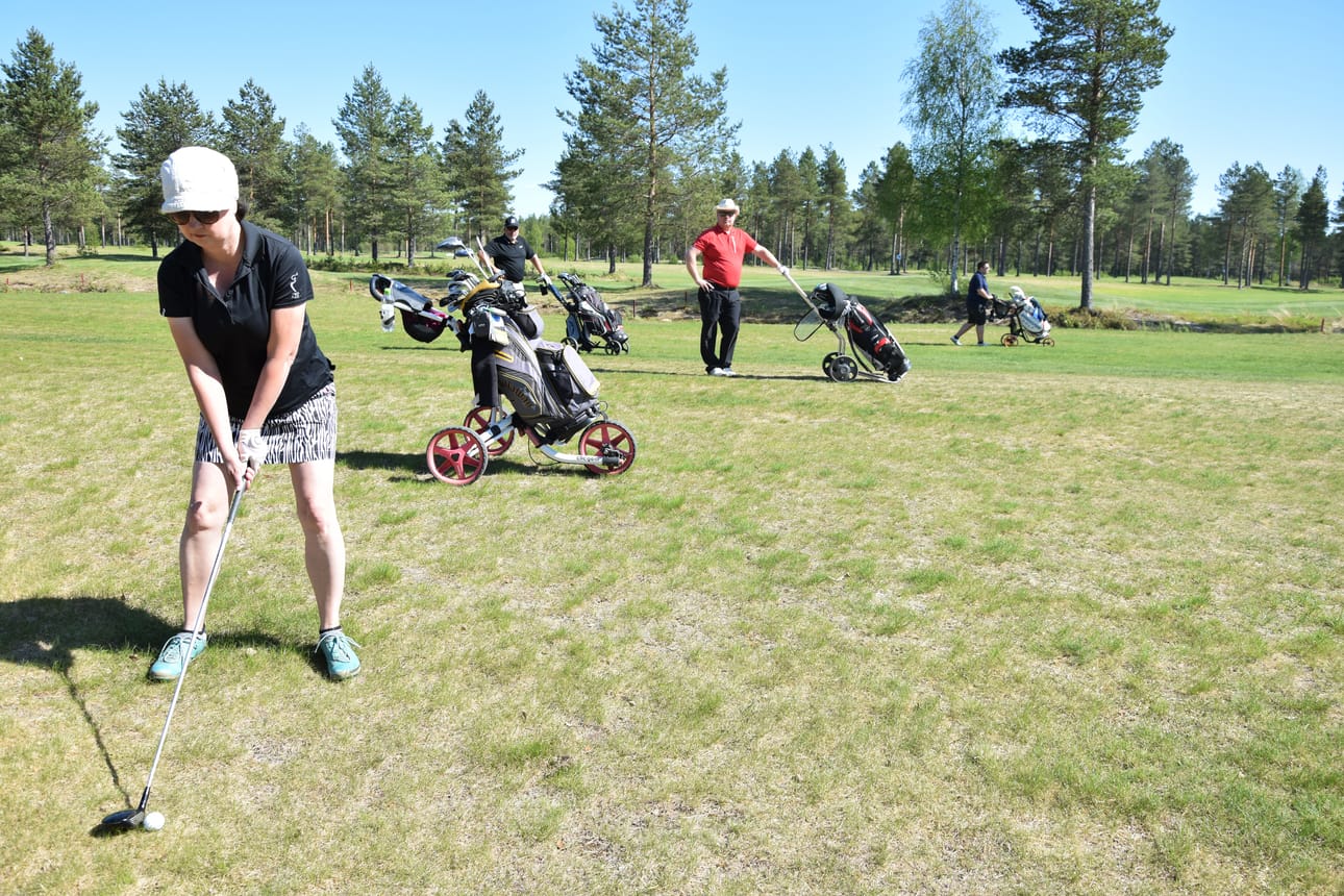Merja Hammar 11. väylällä. Meneekö lipulle vaiko ei? Taustalla tarkkailemassa Janne Ypyä ja Risto Maliniemi.