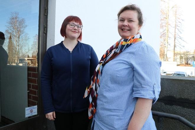 Perhesuunnitteluneuvolan terveydenhoitajat Salla Laukkonen ja Virpi Salmenautio haluavat tukea nuorten terveyttä kaikin tavoin. KUVA: SAILA COLLANDER